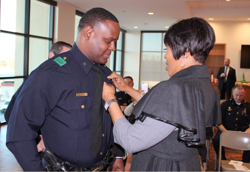DallasPD's tweet photo. #DPDinReview. Promotions are critical in any organization. It not only add more responsibilities to an employee but is a major form of boosting employee motivation and morale. During this year in review, DPD has promoted 115 officers to various ranks. #BuildingGreatLeaders https://t.co/SQ901tQzlQ