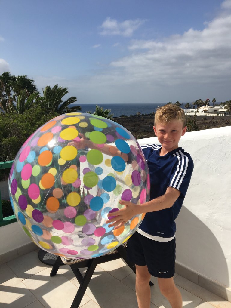 PoshPaws71's tweet image. Happy 😊Hols. #beachball #funinthepool 🏊‍♂️☀️⚽️🏖🏝