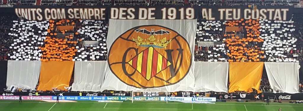 Valfaraig78's tweet photo. Por fin!!Hoy empieza @laliga para el @valenciacf 🦇 en una temporada muy importante para nuestra historia. Dirigentes, jugadores y afición tenemos q ir todos JUNTOS para llevar al club 🦇 a lo más alto en nuestro 💯#CentenarioVCF
#TotsAMestalla #RecibimientoVCF https://t.co/grrsEoH8m6