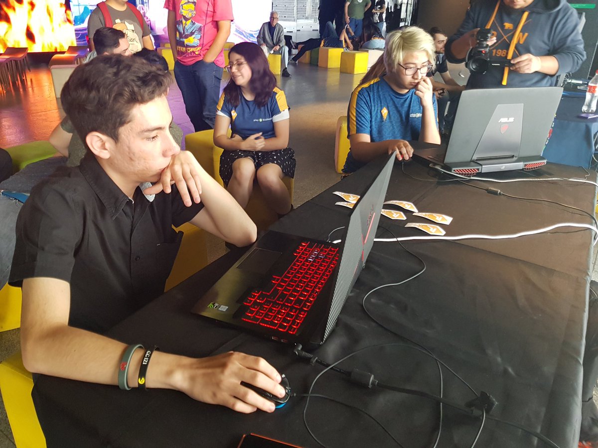 CADE_MX's tweet photo. En las finales del 1v1 de #LOL en #CADE se unió #CaritaTriste al duelo @pixel_esports @CCDmx https://t.co/sohAy43xye