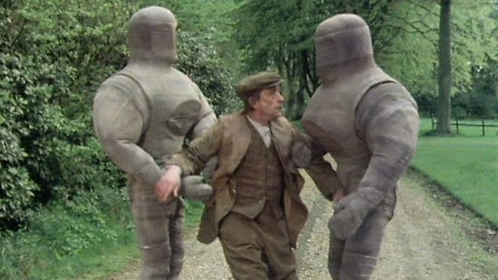 darthsean85's tweet photo. When a threesome with two hot mummies doesn't go your way 😂 #ClassicWho #ThePyramidsOfMars #DoctorWho https://t.co/R9JbEGWFF6