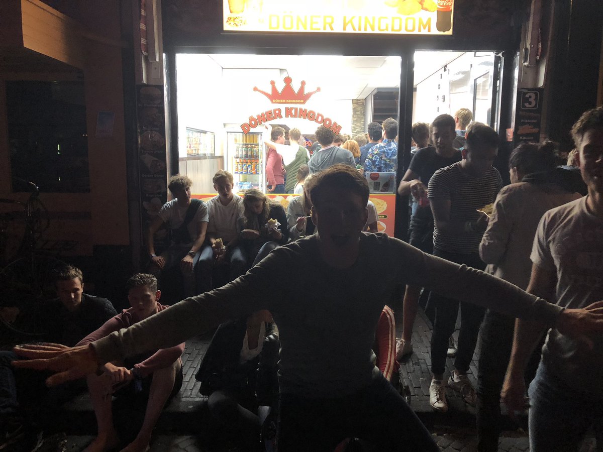 WA_centrumDelft's tweet image. Na het openingsfeest van de #OWEE #Delft wordt de binnenstad overspoeld door een paar duizend (veelal beschonken) studenten. Oa de Peperstraat en Kromstraat zijn zo druk dat er geen doorkomen aan is. Meerdere meldingen van binnenstadbewoners die niet kunnen slapen door overlast.