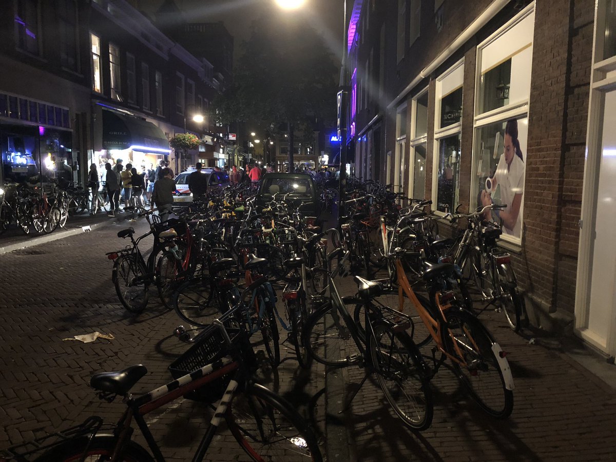 WA_centrumDelft's tweet image. Na het openingsfeest van de #OWEE #Delft wordt de binnenstad overspoeld door een paar duizend (veelal beschonken) studenten. Oa de Peperstraat en Kromstraat zijn zo druk dat er geen doorkomen aan is. Meerdere meldingen van binnenstadbewoners die niet kunnen slapen door overlast.