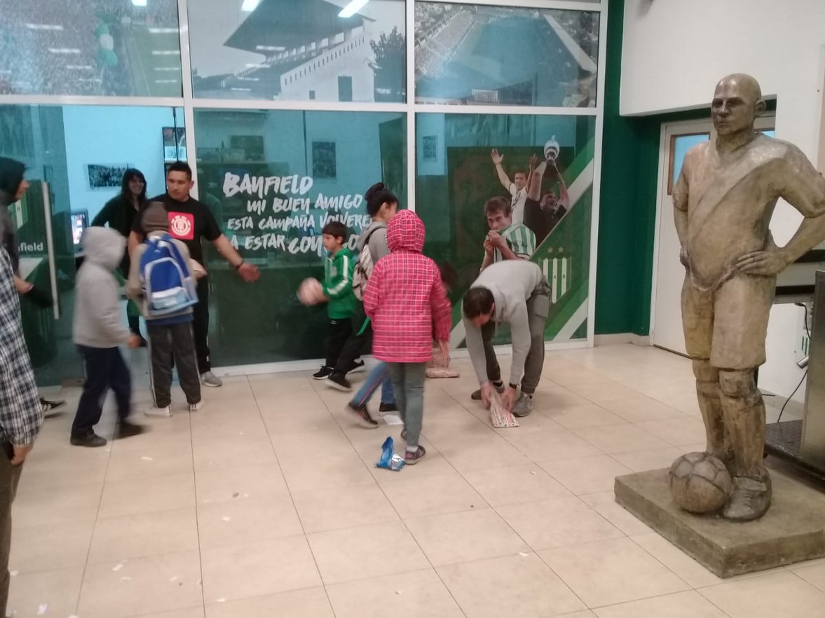 Cab_Infantiles's tweet photo. Los niños de el #HogarElAlba en el estadio de #Banfield viendo el partido de la primera y luego recibiendo los juguetes que hemos recolectado a través de las donaciones de la familia del Fútbol Infantil. Destacamos a nuestros jugadores 2011 colaborando en la entrega. https://t.co/7yPMH5iIjs