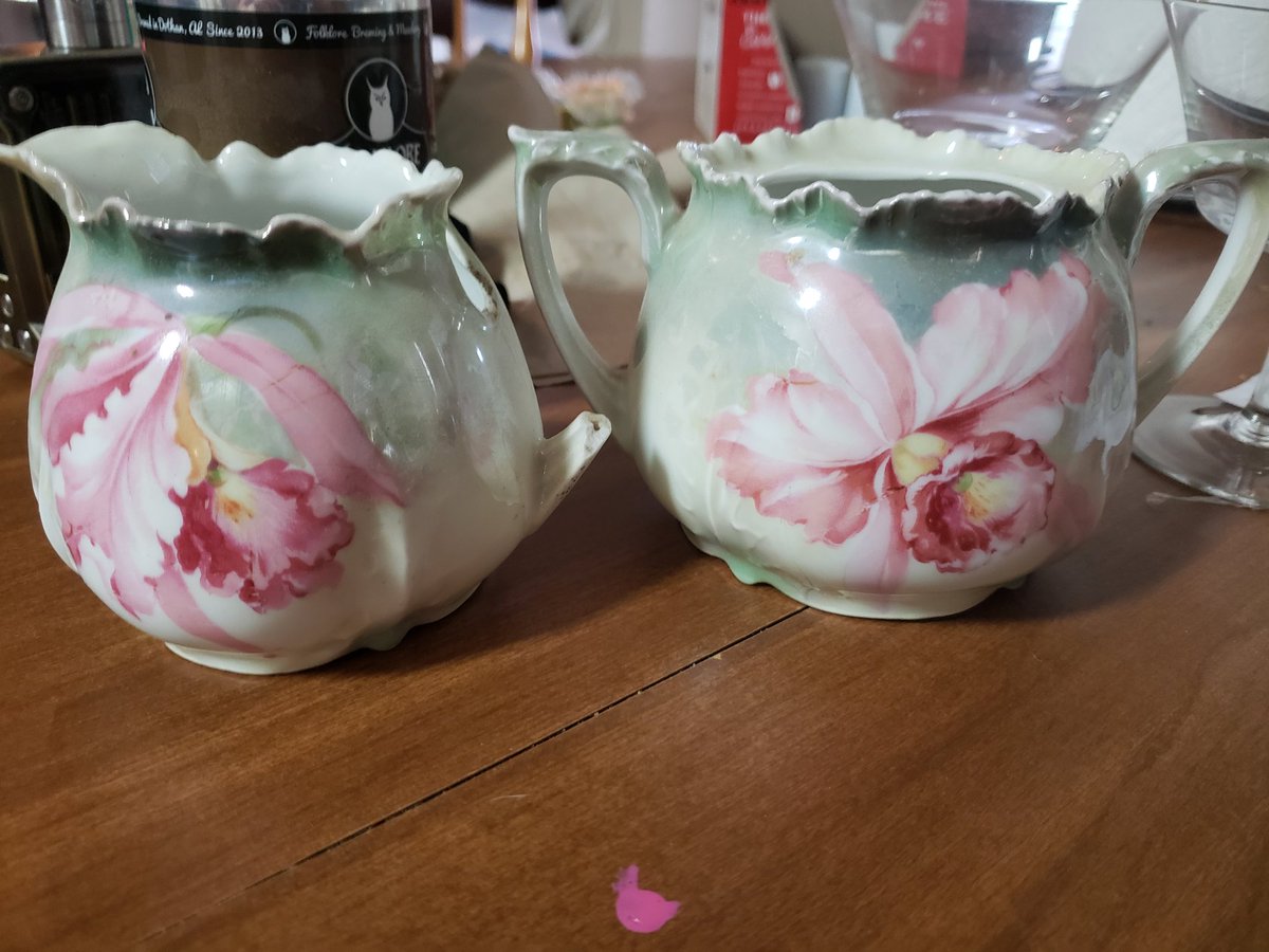 ProfRaven's tweet photo. Ok, internet,  help me out. This is all that's left of my g-g-grandmother's tea set she immigrated with. Where can I find other pieces?
#tea #teapot #steampunks always have tea https://t.co/0gA24oGMuc
