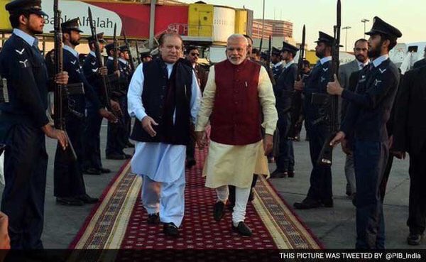 AkashSinghBund1's tweet image. Why Such Double standards #deshbhakton ? jab yeh #modiinpakistan biryani Ki Dawat lene gaye the janamdin Mai tab galat Nahi tha !!! @sherryontopp gaye toh bhakton ko mirchi lag gayi !!! 😂
@INCIndia @divyaspandana @realRavishKumar