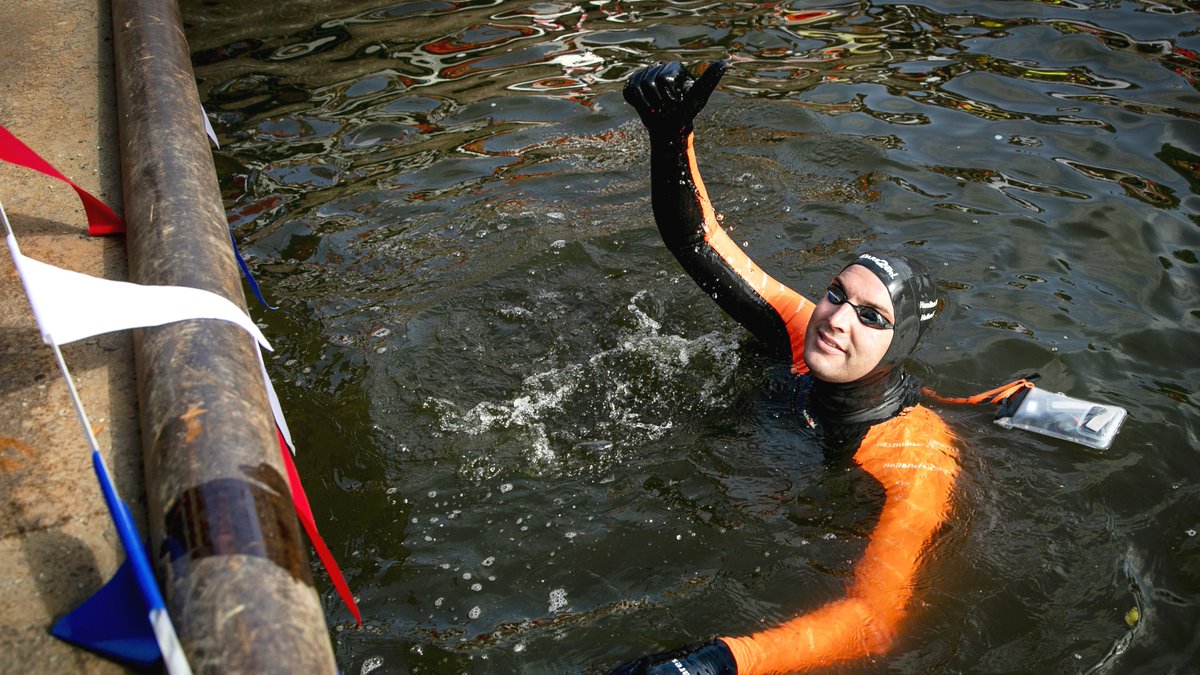 NOSsport's tweet photo. Stempel negen is binnen voor Maarten van der Weijden! In zijn #elfstedenzwemtocht passeert hij Franeker en zwemt nu de nacht in.

→ https://t.co/rK5vlwpXtz https://t.co/ydAfJVotsR