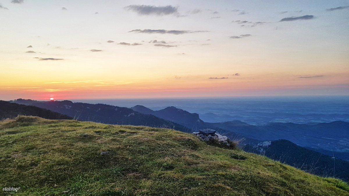 Viablog_FR's tweet photo. 📸 Coucher de soleil sur le #Comminges depuis la crête du Cornudère ☄️#bivouac #galey #rando #cornudere #paloumere #ariege #hautegaronne #occitanie #france #europe #southoffrance #pyrenees #underthestars #roadtrip #stgaudens #montrejeau #aspet #lovetravel #aventure #evasion https://t.co/rfRh37tjkv