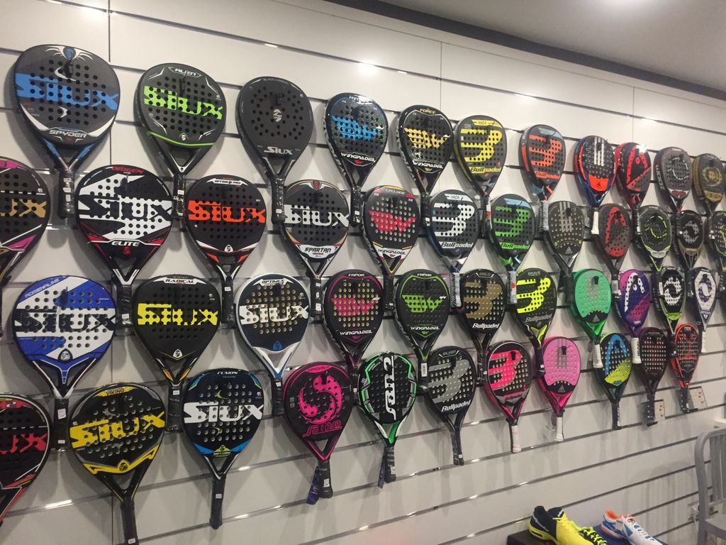 Esta semana tenemos una gran #oferta en #palasdepadel. #bullpadel #siux #orygen #adidas. Pregunta por tu pala y renueva antes del nuevo curso