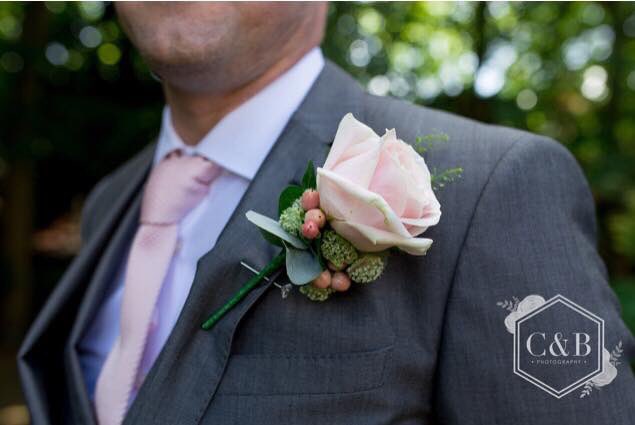 GeorgeShopsales's tweet photo. With Peony season over we are reminiscing this gorgeous bouquet we tailor made for the lovely Ivana and her now husband Tom.

Photograph credit to @copperblossom_ 

#wedding #bride #groom #flowers #mrandmrs #classic #peony #rose #calla #veronica #hypericum #thlaspi #pink #white https://t.co/A8zZd0uCcF