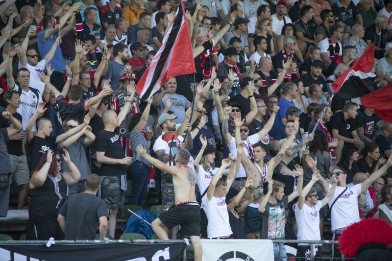 rb_live's tweet photo. Nach rassistischer Parole: Polizeieinsatz und Handgemenge im Kölner Block - https://t.co/8rB0GEizRn #rbleipzig #VIKRBL #rbl https://t.co/eVKFStSg1c