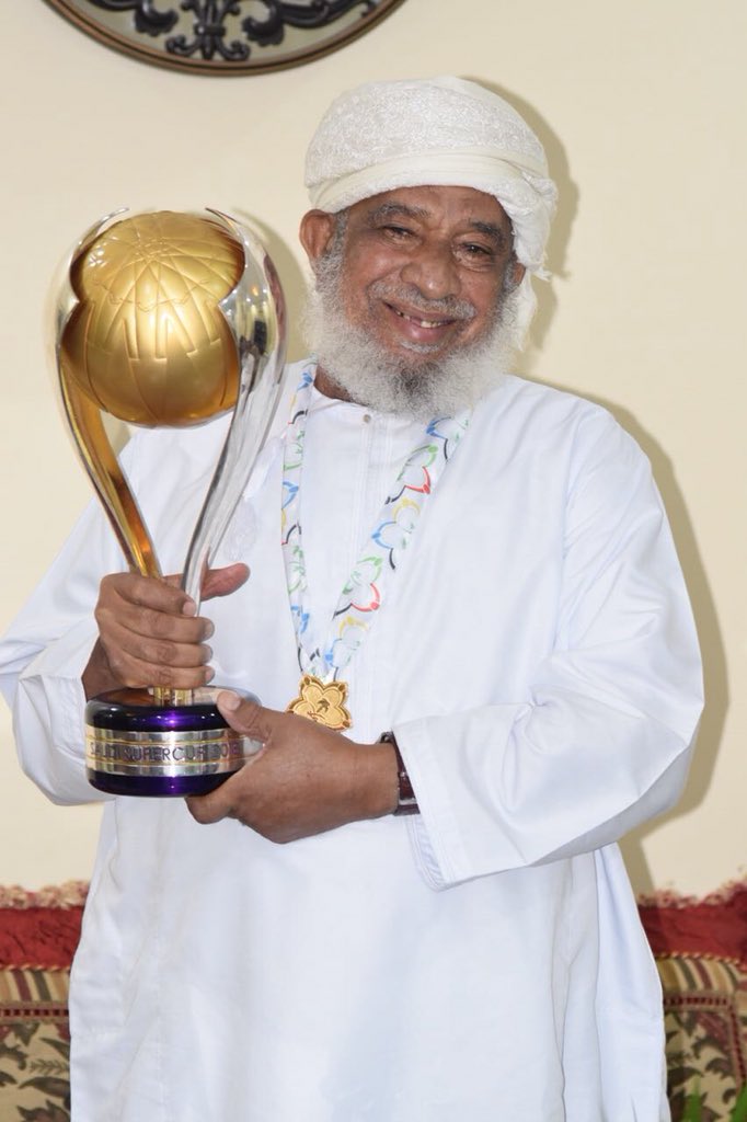 AliAlhabsi's tweet photo. وعدتك قبل ١٥ عاما بان أكون عند حسن ظنك والدي ... ومع كل فرحة اتذكر بان فرحتك هي اجمل الافراح .

كل الشكر والتقدير لإدارة نادي الهلال تلبية رغبتي في اهداء #كاس_السوبر_السعودي_2018 الى الوالد وعائلتي وكل جماهير الزعيم بالسلطنة . @Alhilal_FC https://t.co/6ypmKwrU0P