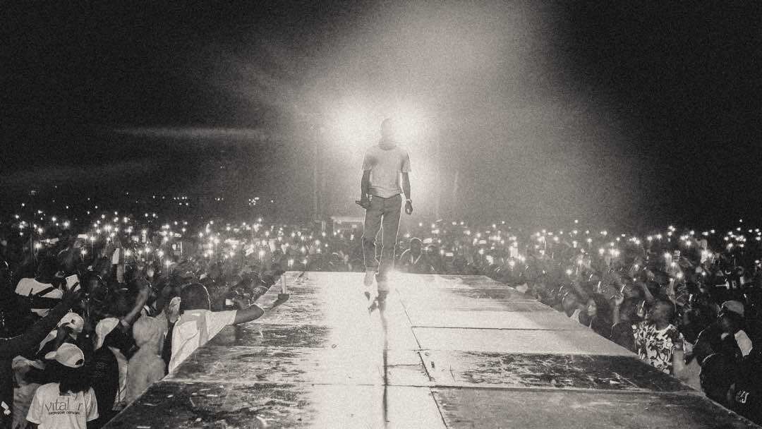 wizkid performs