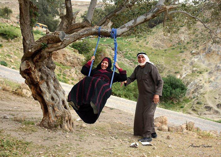 " ليس هناك امرأة غير جميلة ..
فربك عادل .. وضع في كل فتاه جمالاً يراه شخص، ولا يراه شخص آخر ..
وكل فتاة تتمتع بقدر من الجمال، لا يراه إلا من أحبها بصدق " ..