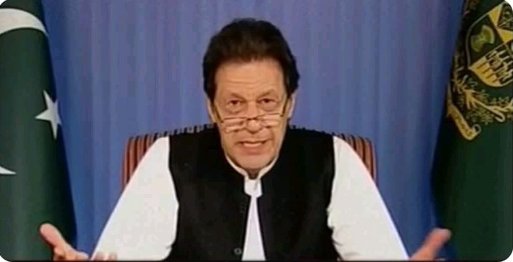 SanaawB's tweet photo. In the end Imran Khan said "Mera vision hai k ak waqt ayega ke Pakistan me Koi Zakaat lene wala nahi milega... Pata nahi tab tak main zinda hunga Ya nahi lekin yh mera Vision hai "😇
Yes, i got tears in my eyes😭
@ImranKhanPTI You proved that yuh r a leader not a politician🇵🇰🔥 https://t.co/sz1fnF6Xnw