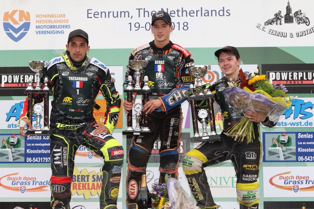 SpeedwayGB's tweet photo. News 🏁

FIM Longtrack World Championship, round four.
Eenrum, Netherlands.

🥇Dimitri Berge 
🥈Mathieu Tresarrieu
🥉James Shanes
4.Martin Smolinski 
5.Chris Harris
6.Josef Franc
7.Theo Pijper
8.Richard Hall

📸Daniel Sievers

#motorsport #longtrack https://t.co/Z3iaxZp49J