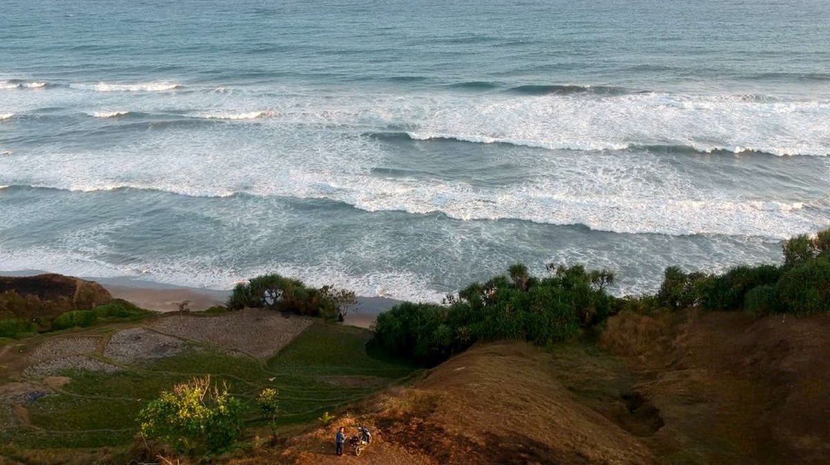 felis_blog's tweet photo. Pantai yang saya kunjungi ini punya pemandangan epic. Sebuah bukit di tepian pantai menghadap laut yang keindahannya begitu memukau dengan ornamen hijaunya terasering sawah.

Tonton videonya di sini : https://t.co/iQKdxgyBgf

#pantai #pantaidicianjur #sindangbarang #traveling https://t.co/Uvwb77865h