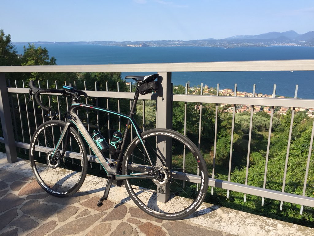 ErikJoldersma's tweet photo. #albisano is volgens mij t alpe dhuez van t #gardameer voor fietsers #jemigwatdrukmetfietsers #fietsenenkoffie is #top hier 👌👌 https://t.co/k4j6YRyBlp