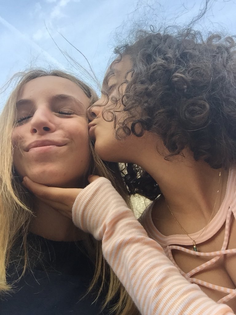 paulinetrst's tweet photo. Emma a été vue avec sa nouvelle copine! #tropchou #coupledansleslibesca https://t.co/GTn3sCxLOj