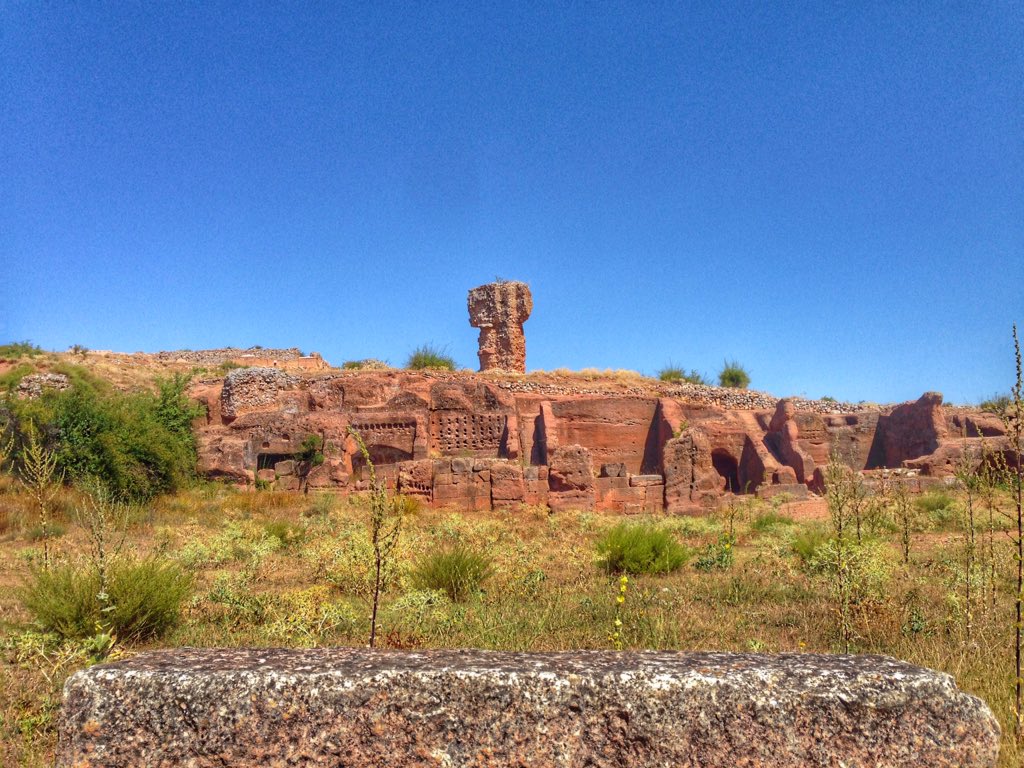arqueovan's tweet photo. #Tiermes estuvo ocupado desde la edad del bronce hasta el siglo XVI. Celtíberos y sobre todo romanos dejaron constancia de su paso por esta zona. A destacar la canalización del acueducto y el foro aterrazado. @TurismoSoria  #hispania #romanos #yacimientos #furgoperfecto https://t.co/oWYIVNbJFX