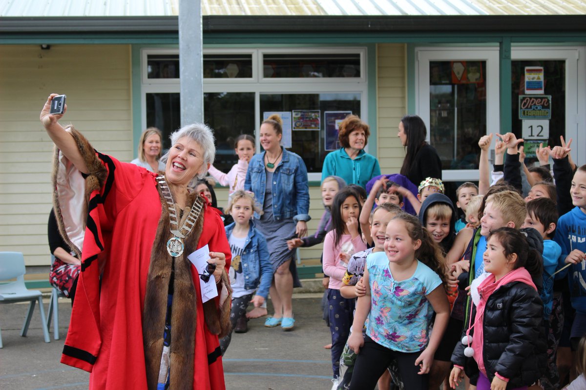 The official opening of the Glenbervie School Art Exhibition was held last week, and our Mayor Sheryl Mai was on hand to officially open the exhibition.