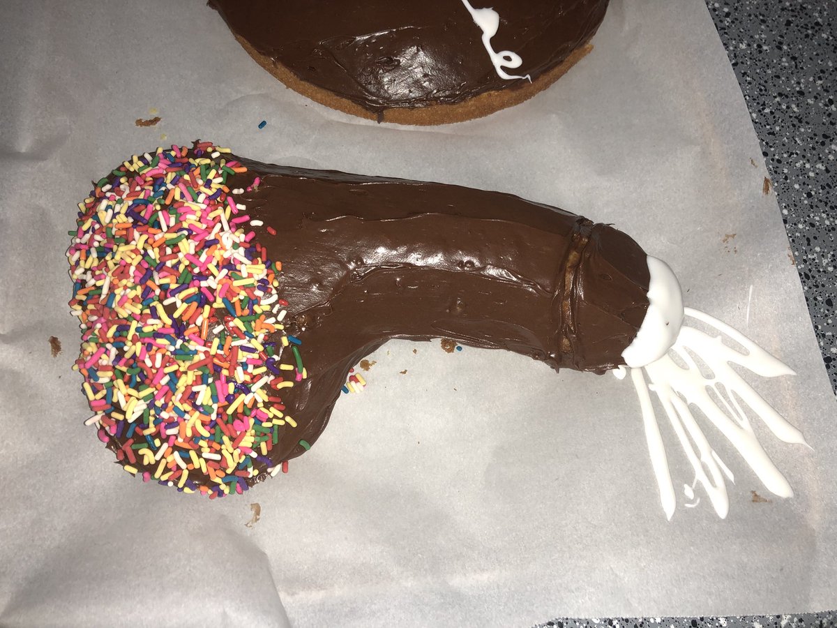 Mrs_Maurizio's tweet photo. #cakes #DickCake @AlfredMaurizio @Smiley_Dank @ProviTheInept @MadKingGus https://t.co/g3XC1ASeyy