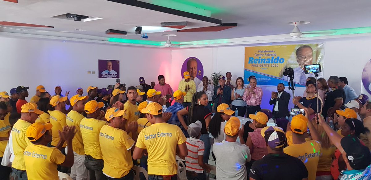 Pro_Pared's tweet photo. El entusiasmo desborda las calles en cada provincia que Reinaldo visita. Así lo vemos en #AzuaConRP https://t.co/gFt3ne8Ajs