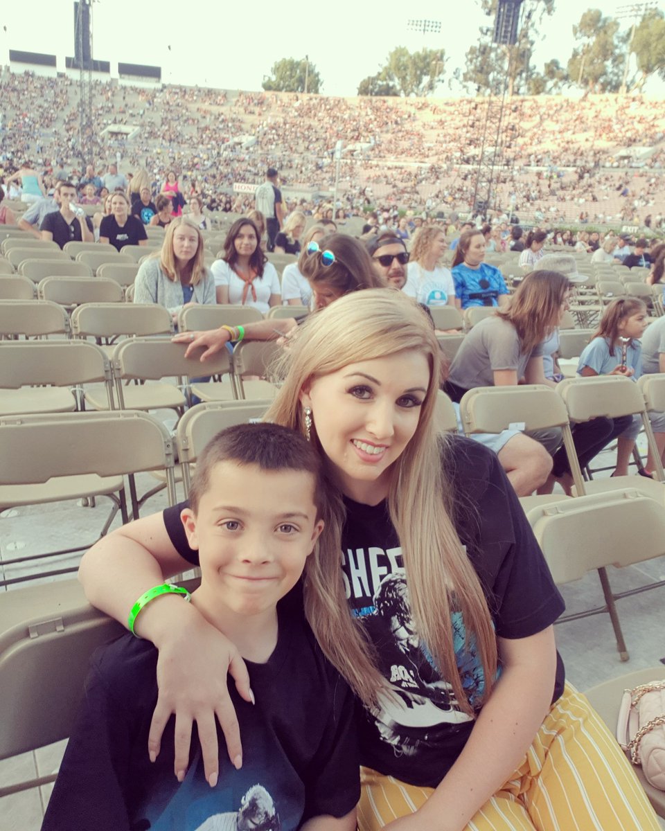 Harrietplummerx's tweet photo. From London to LA @AnneMarie @edsheeran
Last night was AMAZING 🎤
A night we will never forget ...
Thankyou @AnneMarie for the amazing tickets 😘 
#7throw #heathrowtoLA #EdSheeran #AnneMarie #SnowPatrol https://t.co/21l9GfYVuo