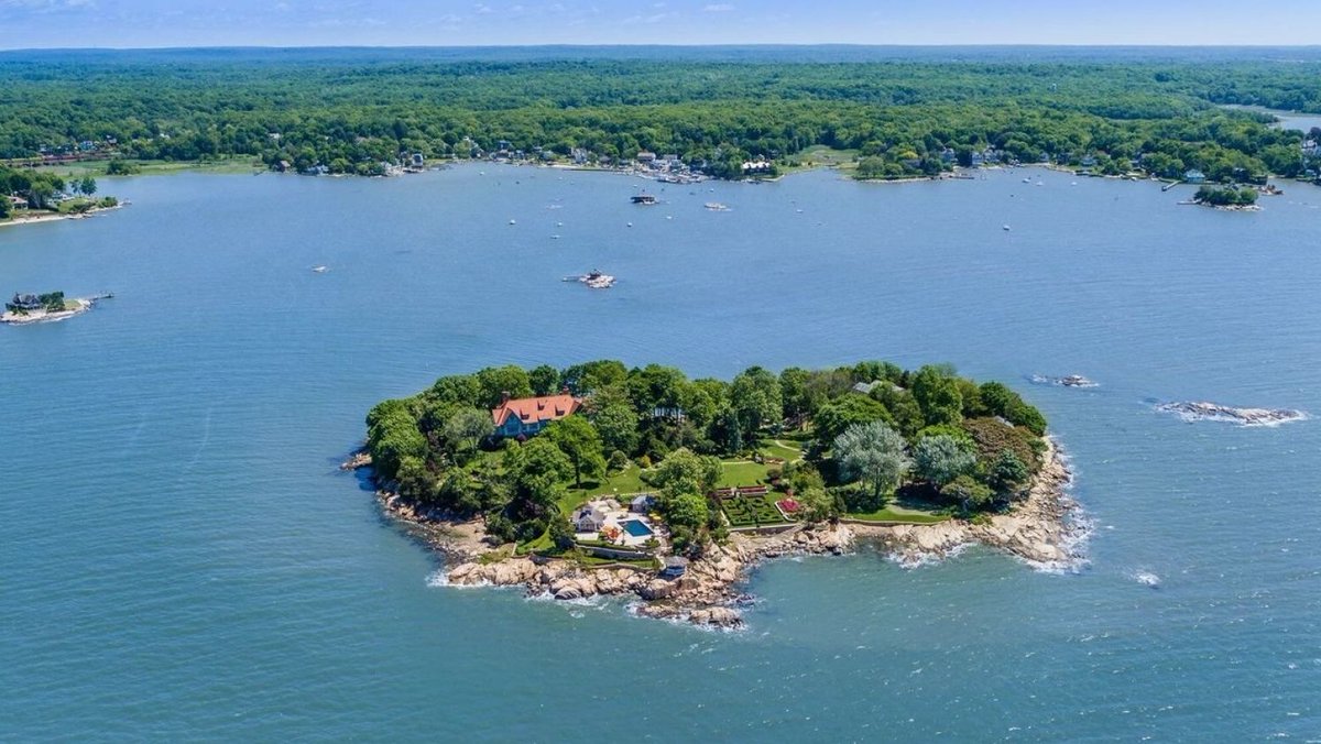 HennessyDaniel1's tweet photo. ✨ Monday inspiration to get your working week underway. Imagine owning your own private island with a 10 bedroom mansion. It can all be yours with a spare $30M https://t.co/Kq1DEvjf5M https://t.co/zh6gVCAk8C