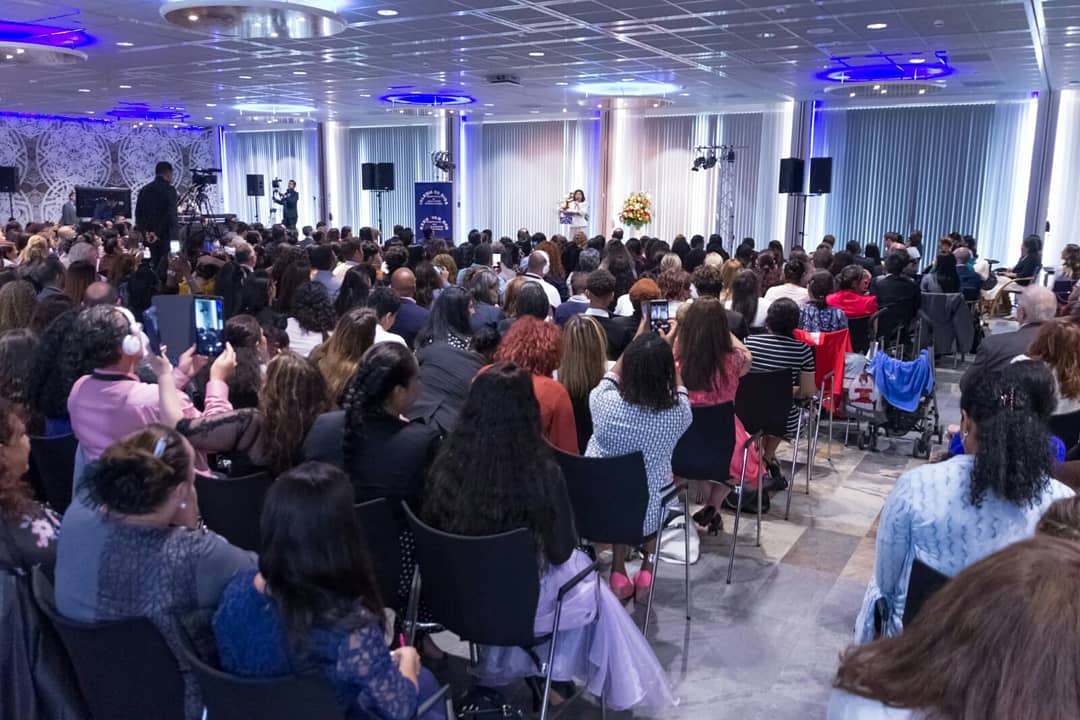 MLPiraquive's tweet photo. Fotos del Estudio Bíblico realizado el día de hoy en Róterdam, Países Bajos con más de 500 hermanos. (19 de Agosto 2018.) @Idmjioficial https://t.co/ym0MK9cd0x https://t.co/vZXmeP4ovQ