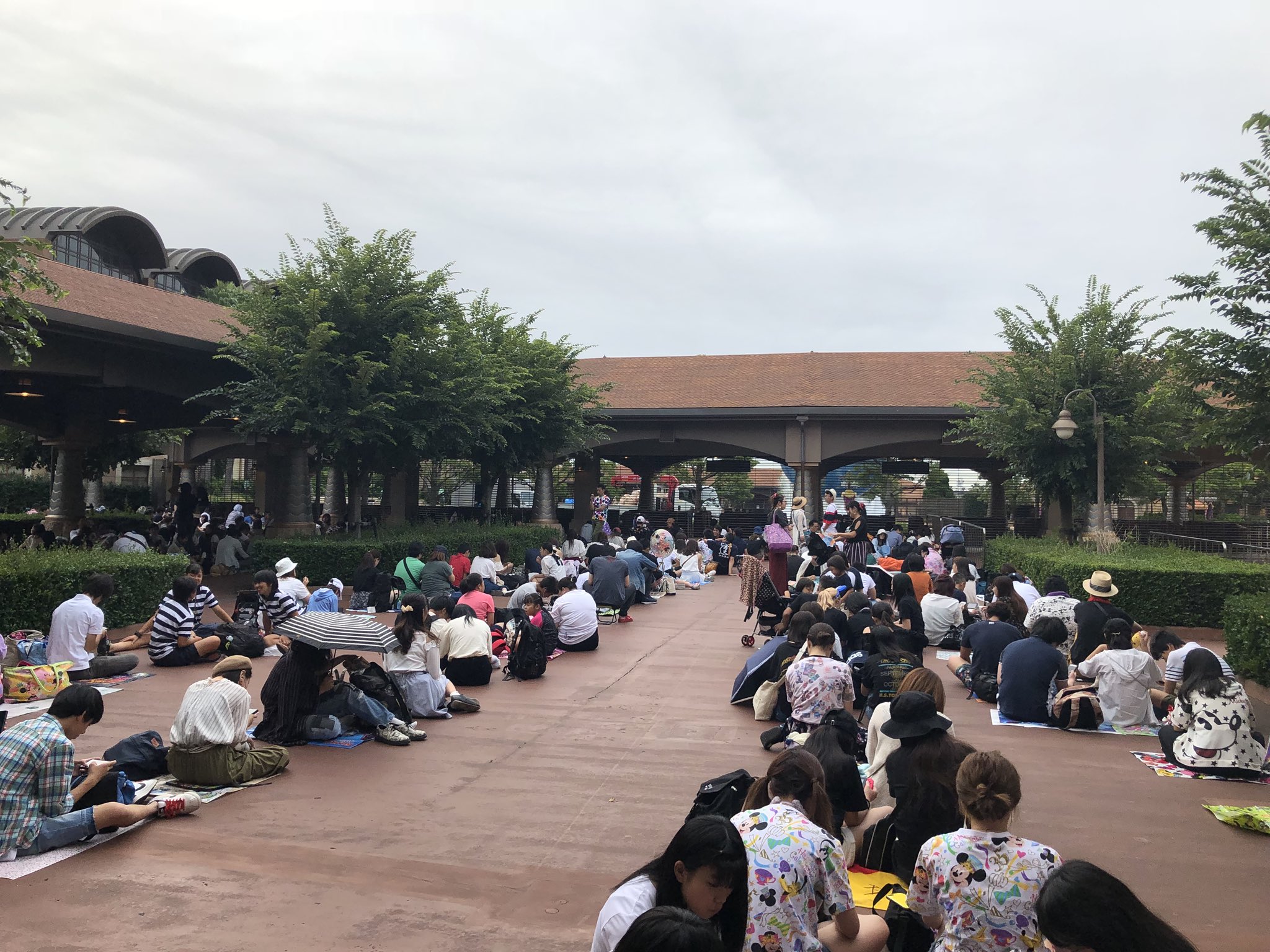 Shunsuke 現在のディズニーシーのノースの開園待ちはこんな感じ 夏休みなのでチケブの埋まりが早くすでにチケブ内は埋まっています どんより曇り空ですが涼しくて過ごしやすいです 今日 ドックサイドダイナーオープンです Tdr Now T Co Shunsuke 現在のディズニーシーのノースの開園待ちはこんな感じ 夏休みなのでチケブの埋まりが早くすでにチケブ内は埋まっています どんより曇り空ですが涼しくて過ごしやすいです 今日 ドックサイドダイナーオープンです Tdr Now T Co