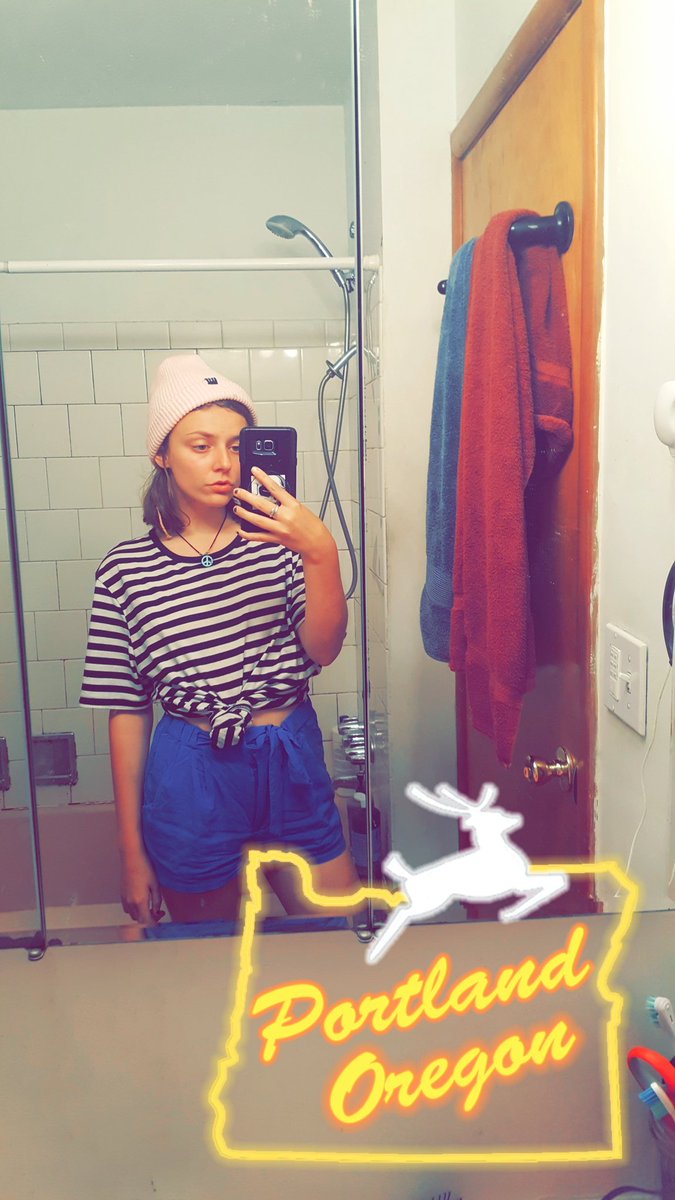 cocainejonahhil's tweet image. the face of a girl baked as shit and had been drinking since 3 #keepinitclassy