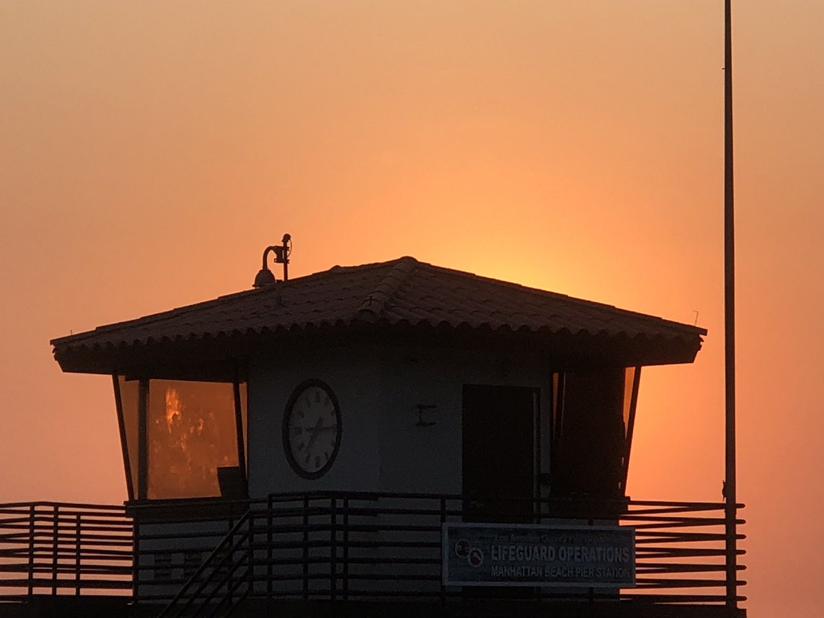 LostMyDesk's tweet photo. Last night in #ManhattanBeach #Sunset #California #LostMyDesk #Laptoplife #WorkAndPlay #WorkAnywhere #Caligirl missing my favorite place to be... #Beachlife #Sunsets #Palmtrees https://t.co/FXNX0mt35R