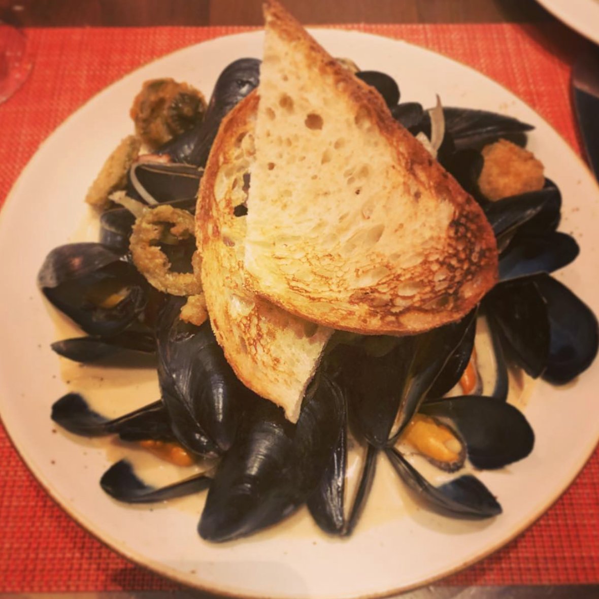 SouthernArt's tweet photo. Mussels, anyone? (📷: chifoodpaparazzi) #atlanta #southern #seafood https://t.co/YM919Q5TPc
