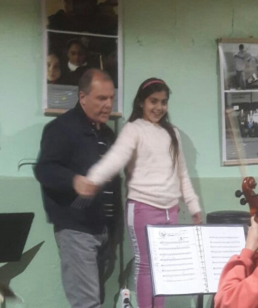 JuvenilFlorida's tweet photo. Curso básico permanente de "Dirección orquestal para niños" junto con los chiquilines de la Orquesta Infantil Florida. Uruguay. #leonardodean https://t.co/ahEecXmBc9