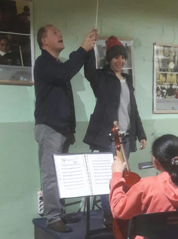 JuvenilFlorida's tweet photo. Curso básico permanente de "Dirección orquestal para niños" junto con los chiquilines de la Orquesta Infantil Florida. Uruguay. #leonardodean https://t.co/ahEecXmBc9