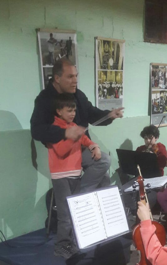 JuvenilFlorida's tweet photo. Curso básico permanente de "Dirección orquestal para niños" junto con los chiquilines de la Orquesta Infantil Florida. Uruguay. #leonardodean https://t.co/ahEecXmBc9