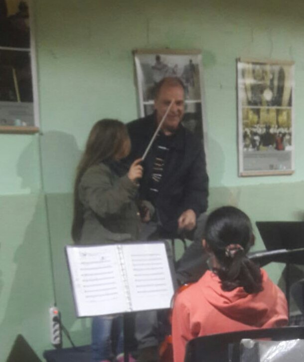 JuvenilFlorida's tweet photo. 2/2 Curso básico permanente de "Dirección orquestal para niños" junto con los chiquilines de la Orquesta Infantil Florida. Uruguay. #leonardodean https://t.co/IP0jM7ymUB
