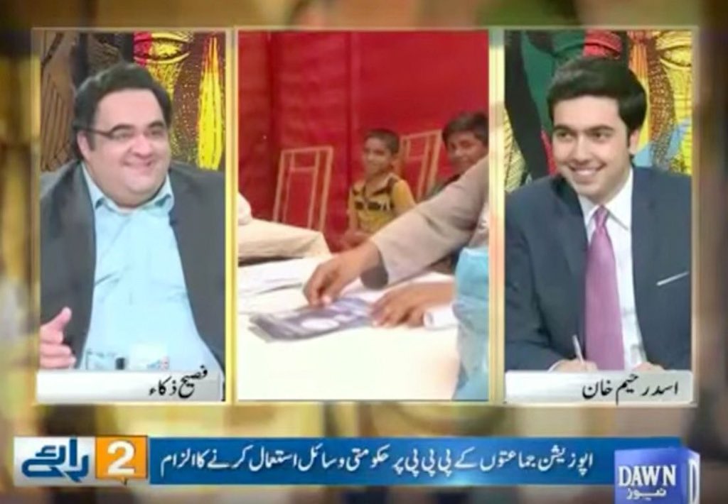 AsadRahim's tweet photo. For reasons known only to @Dawn_News (and PEMRA), #DoRaaye hit 300 episodes this week.
Its lifespan was guaranteed by @baqirsajjad and @fasi_zaka, led by @RahmanSaadi, @ChaudharyWaqasA, and @sarfraz_shehzad, and jeopardised by yours truly.
Cue infamous pineapple cake. https://t.co/y9r4VbZFDc