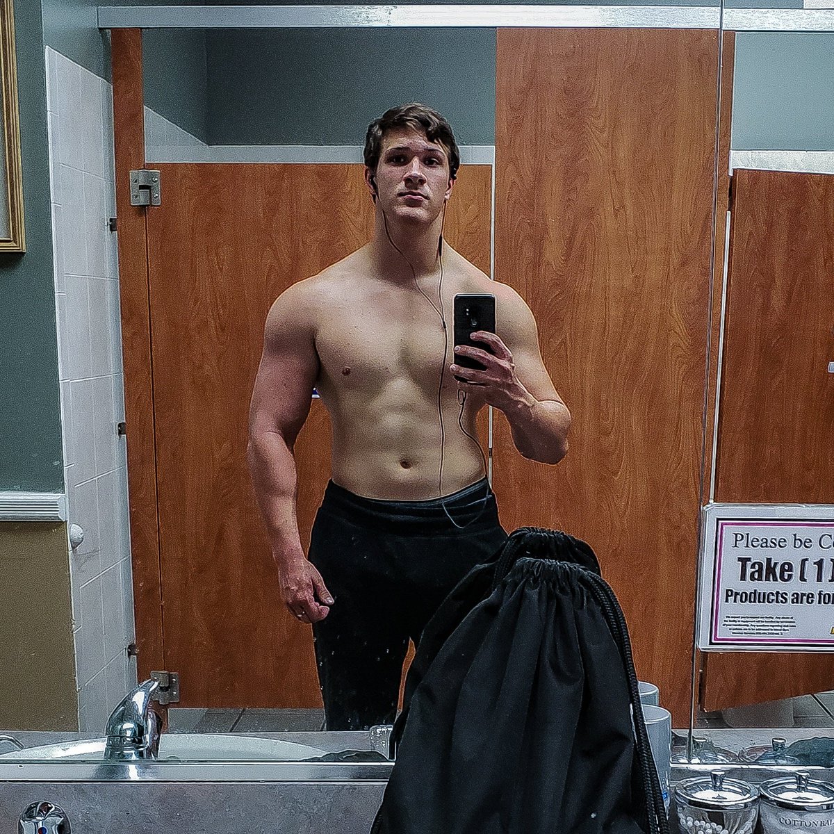 Ken_Gradia's tweet image. Nothin like dat constant progress🏋️‍♂️. 
#Bodybuilder #personaltrainer #FitnessModel