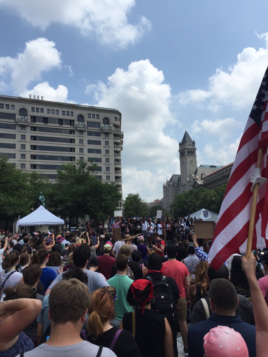 djkimball's tweet photo. Standing up against white supremacy. No fascist USA! #DefendDC #AllOutDC #ShutItDownDC https://t.co/GSvZVGSWOW