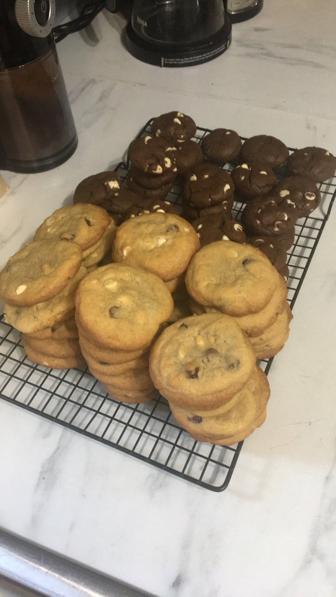 mshosqueen's tweet photo. Pregnant Lindsey had to have cookies. Pregnant Lindsey went too hard and made too many. She will now have to eat all of them.
Be like pregnant Lindsey. Eat all the cookies. #PSA #sponsoredmessage #pregnancyproblems https://t.co/c1bGHkOwa2