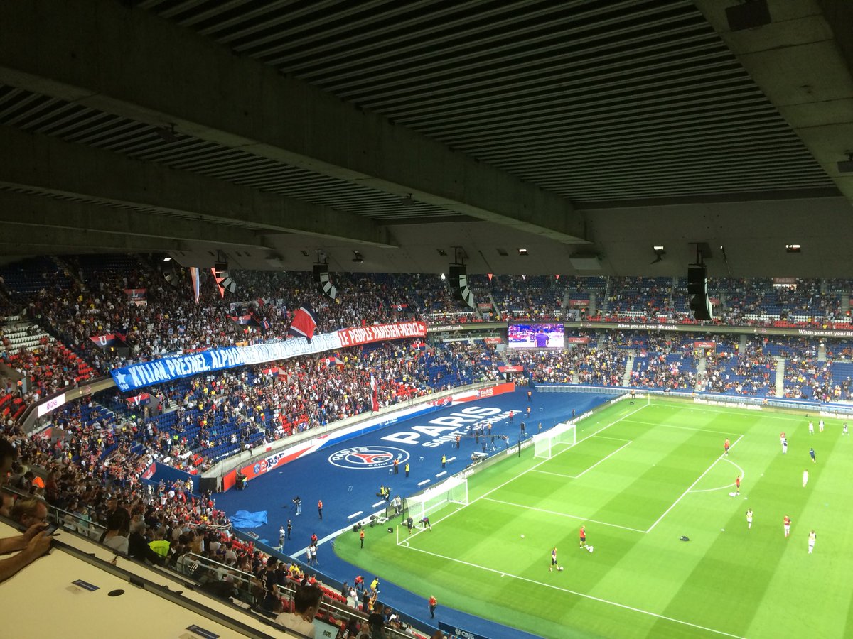 Annie_Gasnier's tweet photo. « On est de retour » chantent les supporteurs #PSGSMC https://t.co/kPIRGAKePw