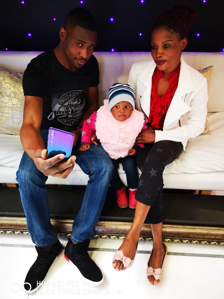 ronnierunhare's tweet image. With the  new Huawei  P20,the world  is in your hands. #Twilight  #Huawei P20.top of the rest