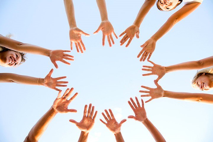 Het zomerfestival wordt ieder jaar belangeloos in de steigers gezet door een fantastisch groepje mensen achter de schermen. We co-creëren dat het een lieve lust is, verbinden, improviseren, zoeken en lachen samen. Onze partners!  ow.ly/y7wa30lgeEh