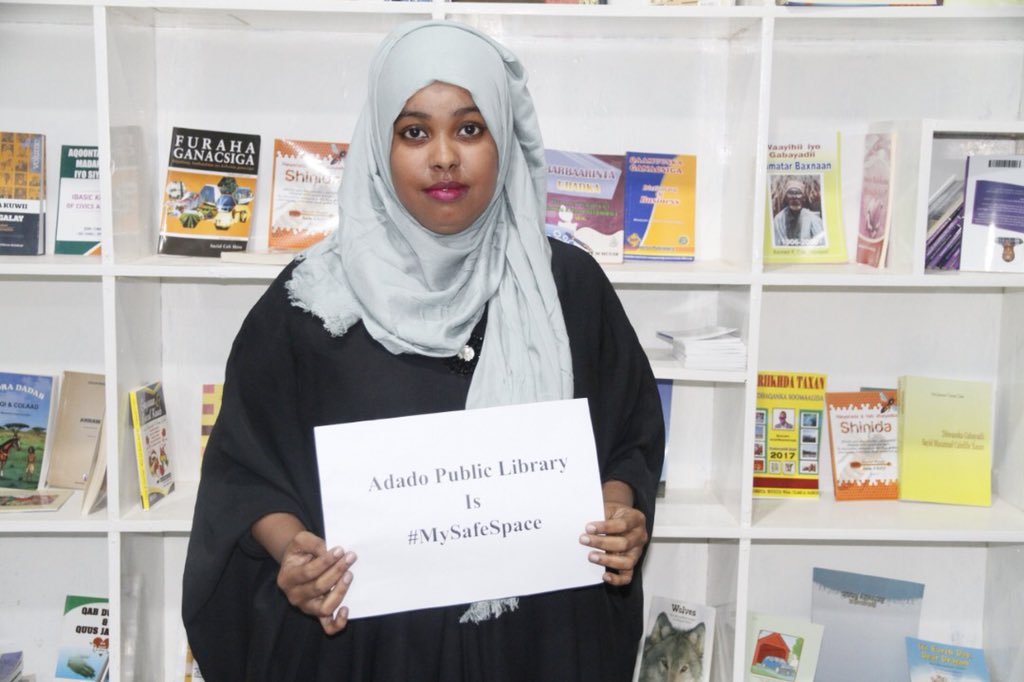 AweisGaani's tweet photo. A happy girl in Adado Public Library. She described to me how happy she is about the opening of this library. Girls in Adado will be among the beneficiaries of this library, a #SafeSpace4Youth in Adado!
#MaktabaddaCadaado
#Cadaado #LibraryOpened https://t.co/YzCjTkhyeE