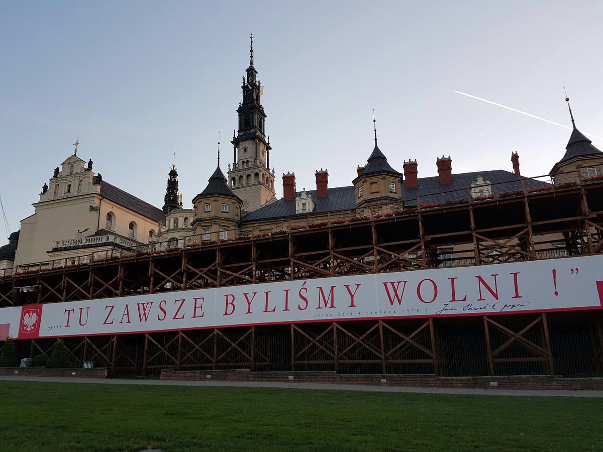 WieczAsia's tweet photo. „Jasna Góra jest sanktuarium Narodu. Trzeba przykładać ucho do tego świętego Miejsca, aby czuć, jak bije serce Narodu w Sercu Matki. (...) Tutaj zawsze bylismy wolni!”- Jan Paweł II 🇵🇱❤️😊 https://t.co/dCNRRiXeXW