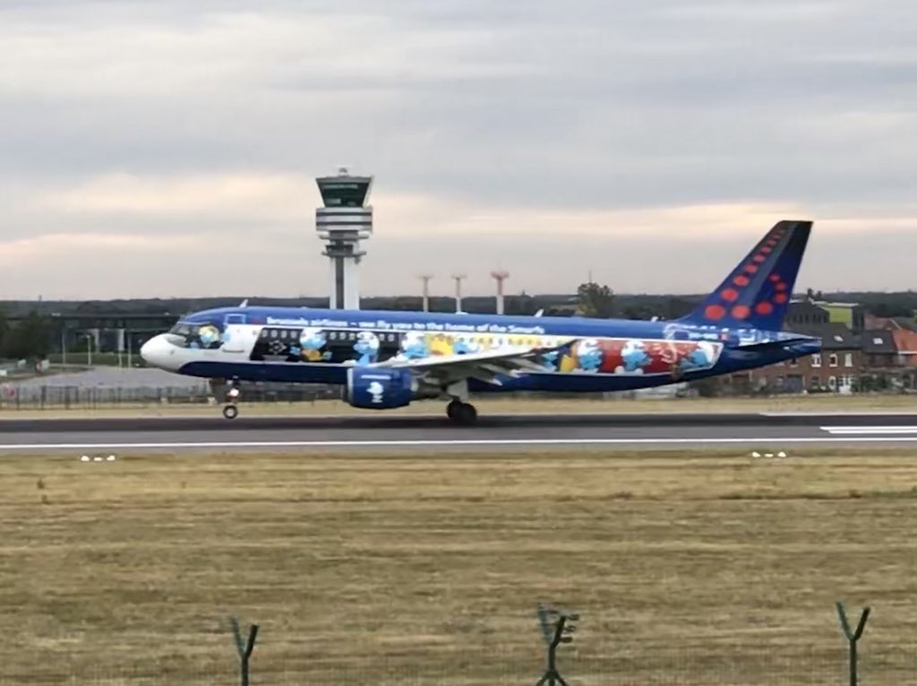 DebilderlingR's tweet photo. Lucky #planespotting this evening: the two stunning @FlyingBrussels special liveries: #Rakham &amp; #aerosmurf  - very nice! https://t.co/meY77YE4wJ
