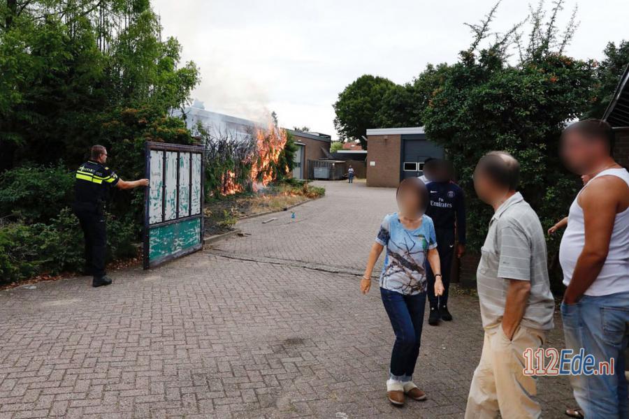 🚨 Heg vliegt in brand tijdens verwijderen onkruid 112.press/QffxXl 112Ede https://t.co/RkWzQVD9HJ