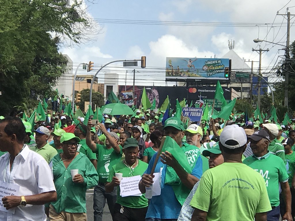 MarchamosRD's tweet photo. #MarchaRD el Obrero, la Domestica, el Comerciante, la Clase Media, el Emprendedor, el Político, el Sindicalista, el Profesional, la Familia, que Desean Paz, Justicia Social, Igualdad Social.. Clamamos por el @FinImpunidadRD y la Corrupción.
#MarchaDelMillon https://t.co/Vei1oF1ALP